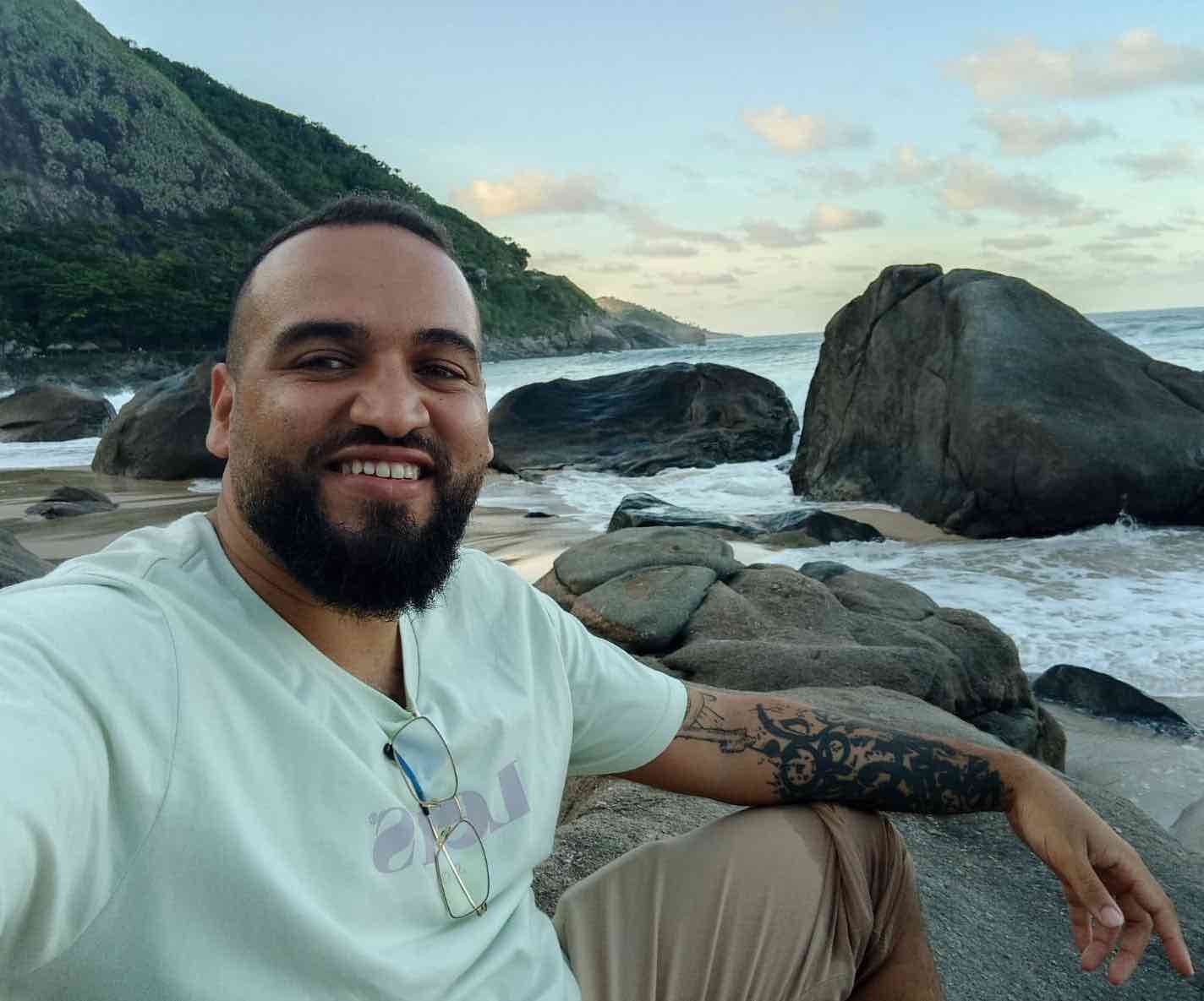 thiago_beach-side Thiago relaxing by the beach side