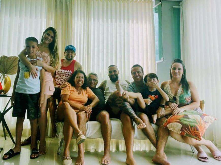 thiago_family Thiago "in a house" with his family